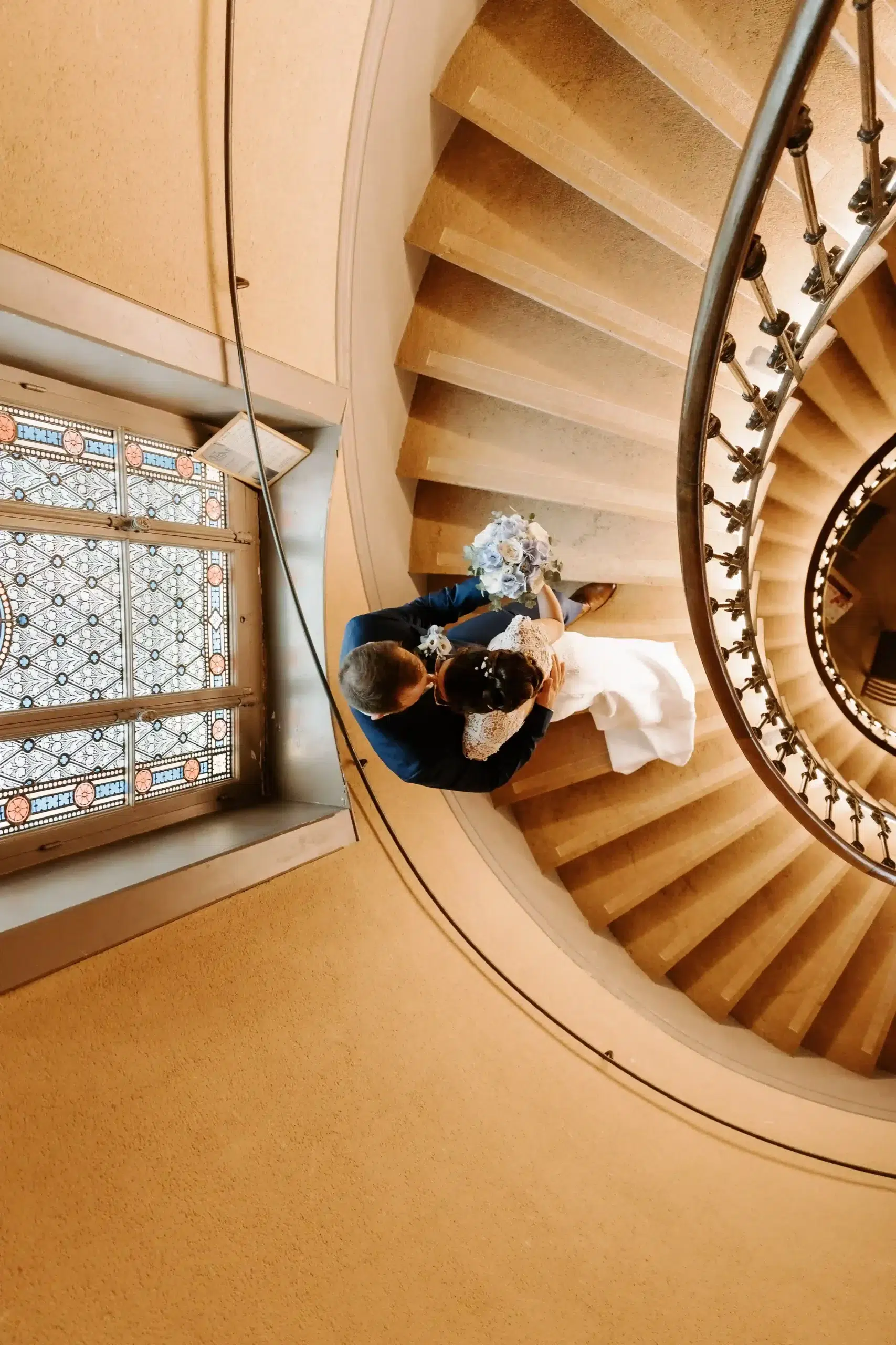 couple-escalier-mariage photo couple dans escalier